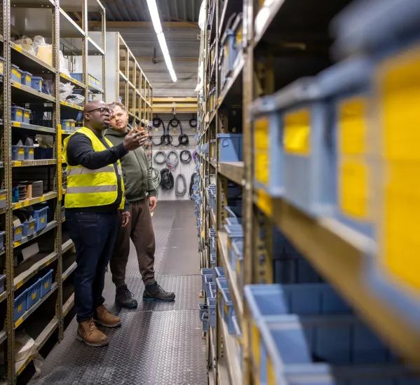 Man geeft uitleg in magazijn