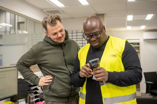 Maintenance management consultant geef uitleg met scanner in de hand