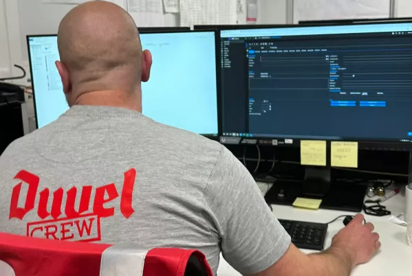 Medewerker van Duvel werkt op computer