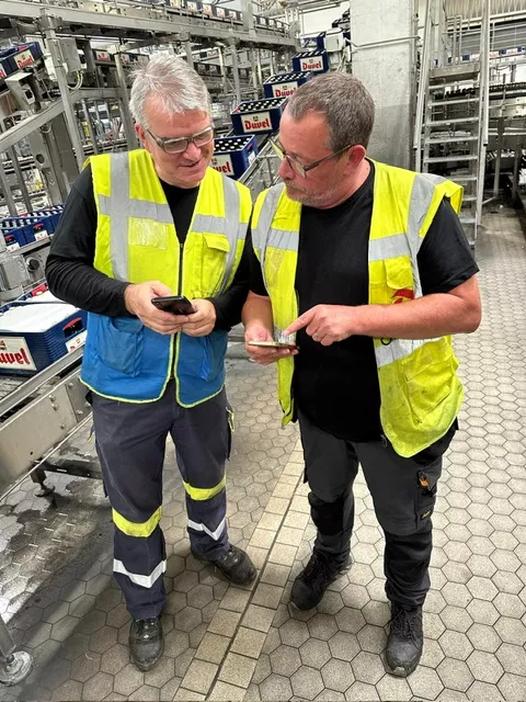 2 mannen in de fabriek van Duvel